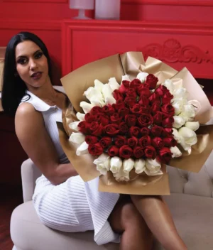 mujer con ramo de rosas rojas y blancas