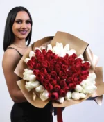 mujer con ramo de rosas rojas y blancas