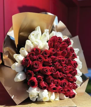 ramo de rosas rojas y blancas