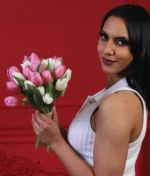 mujer sosteniendo ramo de tulipanes rosas y blancas