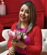 mujer sosteniendo ramo de tulipanes rosas y blancas