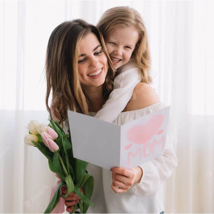 Madre con su hija y un ramo de tulipanes sosteniendo una carta