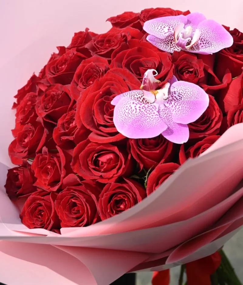 FY01-Ramos-de-rosas-con-orquideas